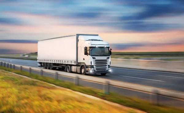 Flotten-LKW auf der Straße