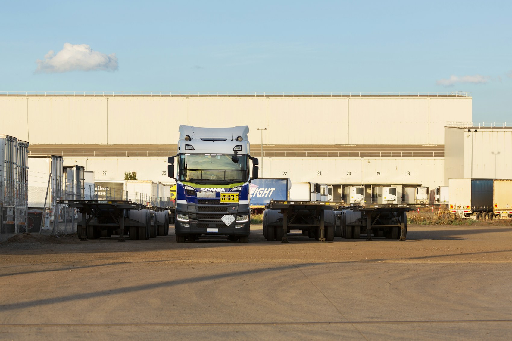 Lastkraftwagen an einer Logistikeinrichtung