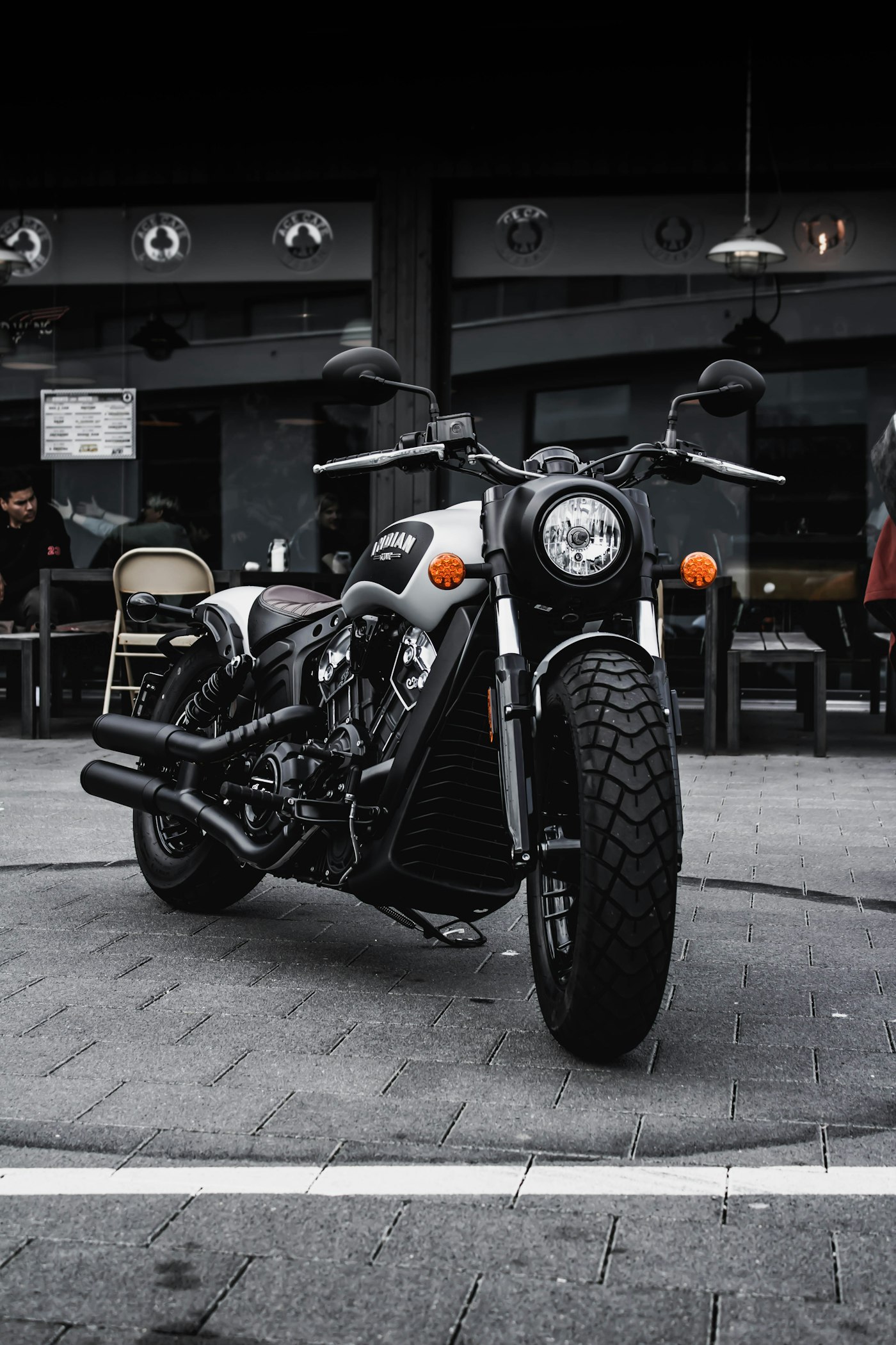 Motorrad neben einem Gebäude geparkt, überwacht durch einen GPS-Tracker und Entopizo TAG