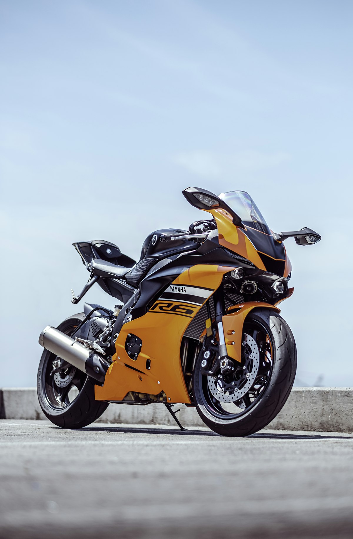 Sportmotorrad auf der Straße geparkt, geschützt durch einen Entopizo GPS-Tracker